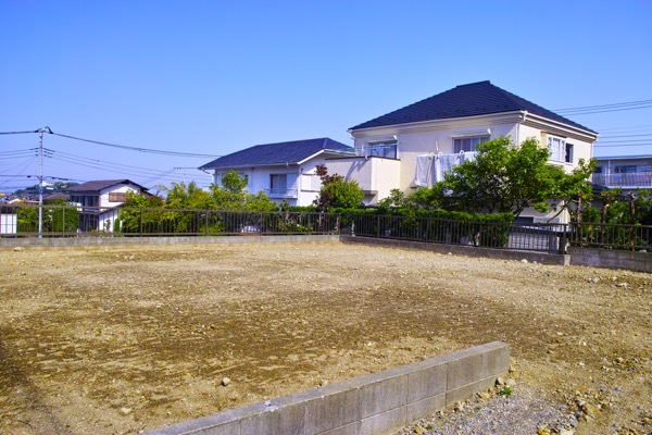 相続したもののお荷物になってしまった土地……手放せる制度や注意点を解説